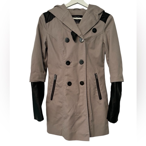 Stunning trenchcoat with edgy accents - Picture 1 of 7